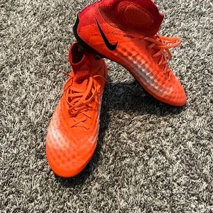 I’m selling these Orange Nike magista, ACC, and have been used minimally.